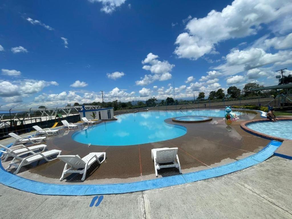Apartamento Cerca Parque Del Cafe Con Piscina Montenegro Luaran gambar